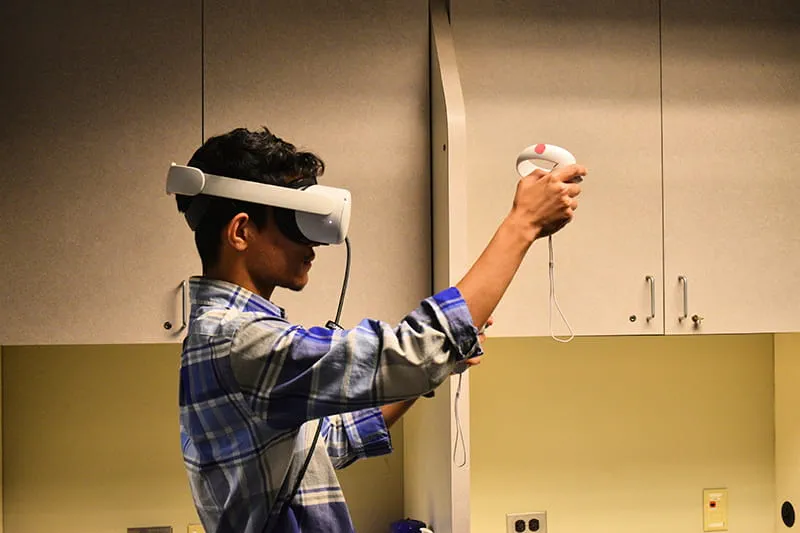 RYSE MED student doing VR simulation